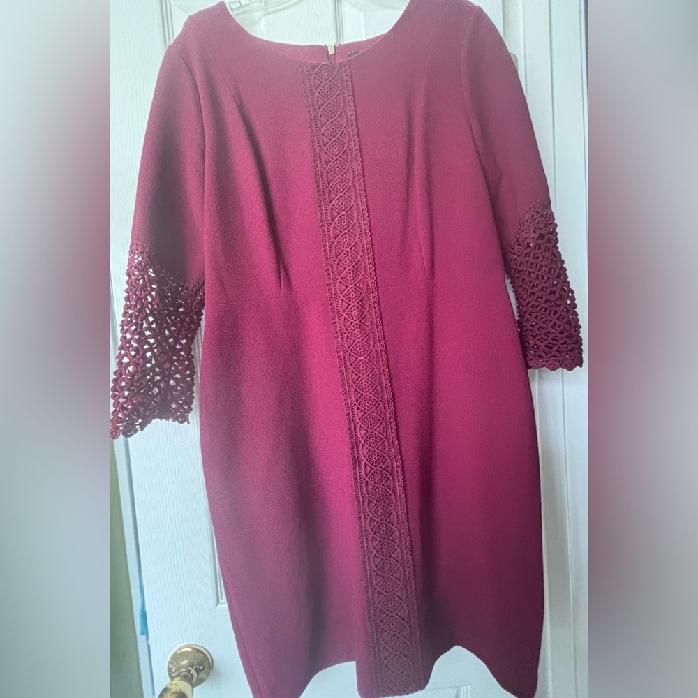 Karl Lagerfeld BURGUNDY/ WINE 3/4 Sleeve Dress
Used - Picture 5 of 5